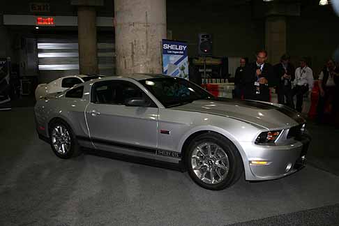 Shelby - Shelby Los Angeles USA con la vettura Shelby GTS width=